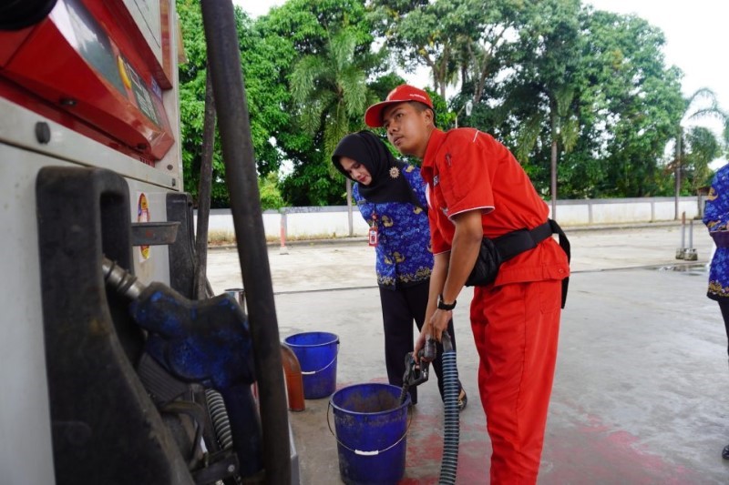 PEMERIKSAAN: Proses pengecekan takaran BBM salah satu pom bensin jalur mudik di wilayah Kabupaten Banjar.