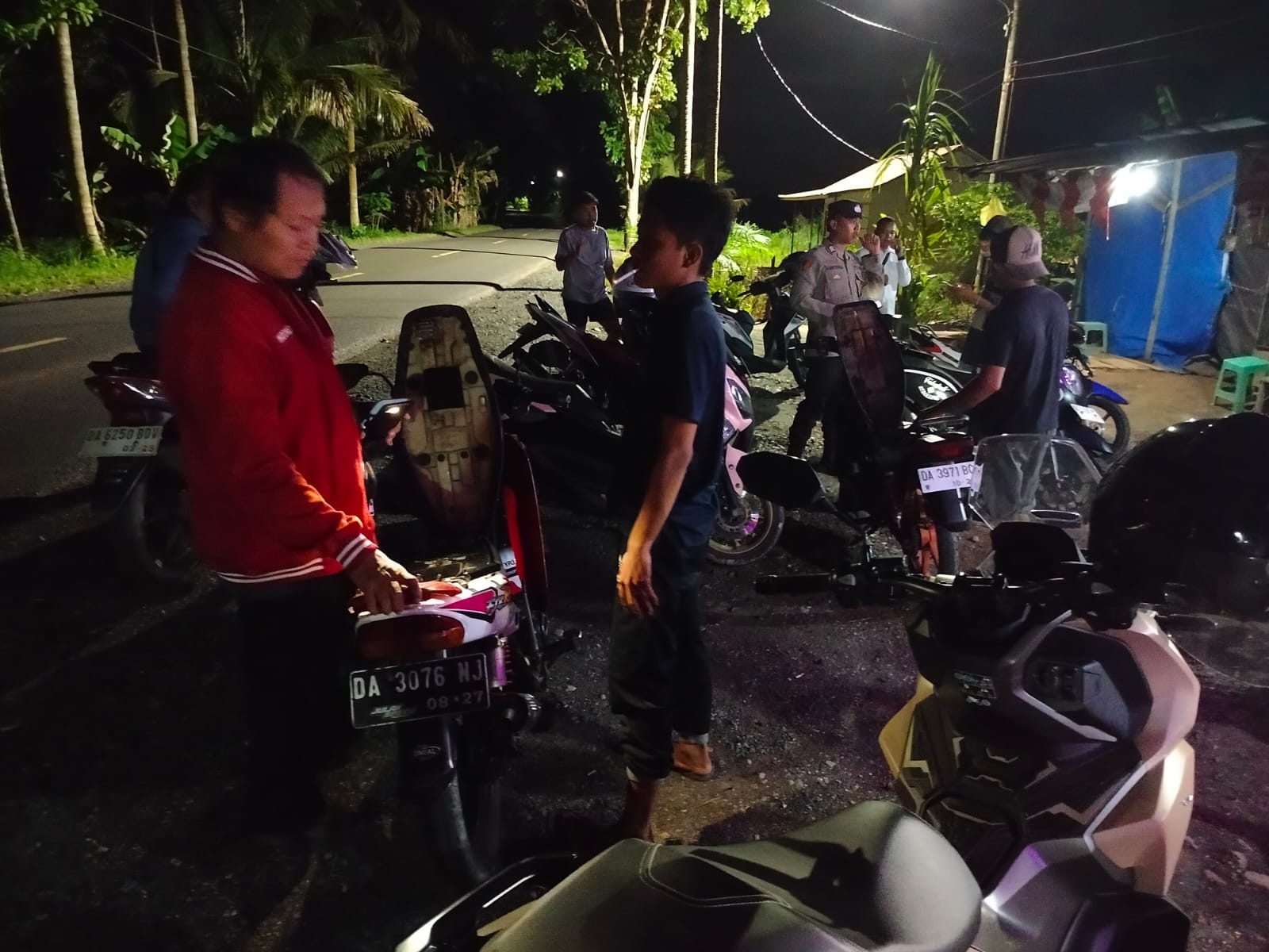DIAMANKAN: Polisi Rantau Badauh Batola melakukan pemeriksaan terhadap sejumlah motor pemuda yang disambangi di Desa Arja.(Foto: Maulana/Radar Banjarmasin)