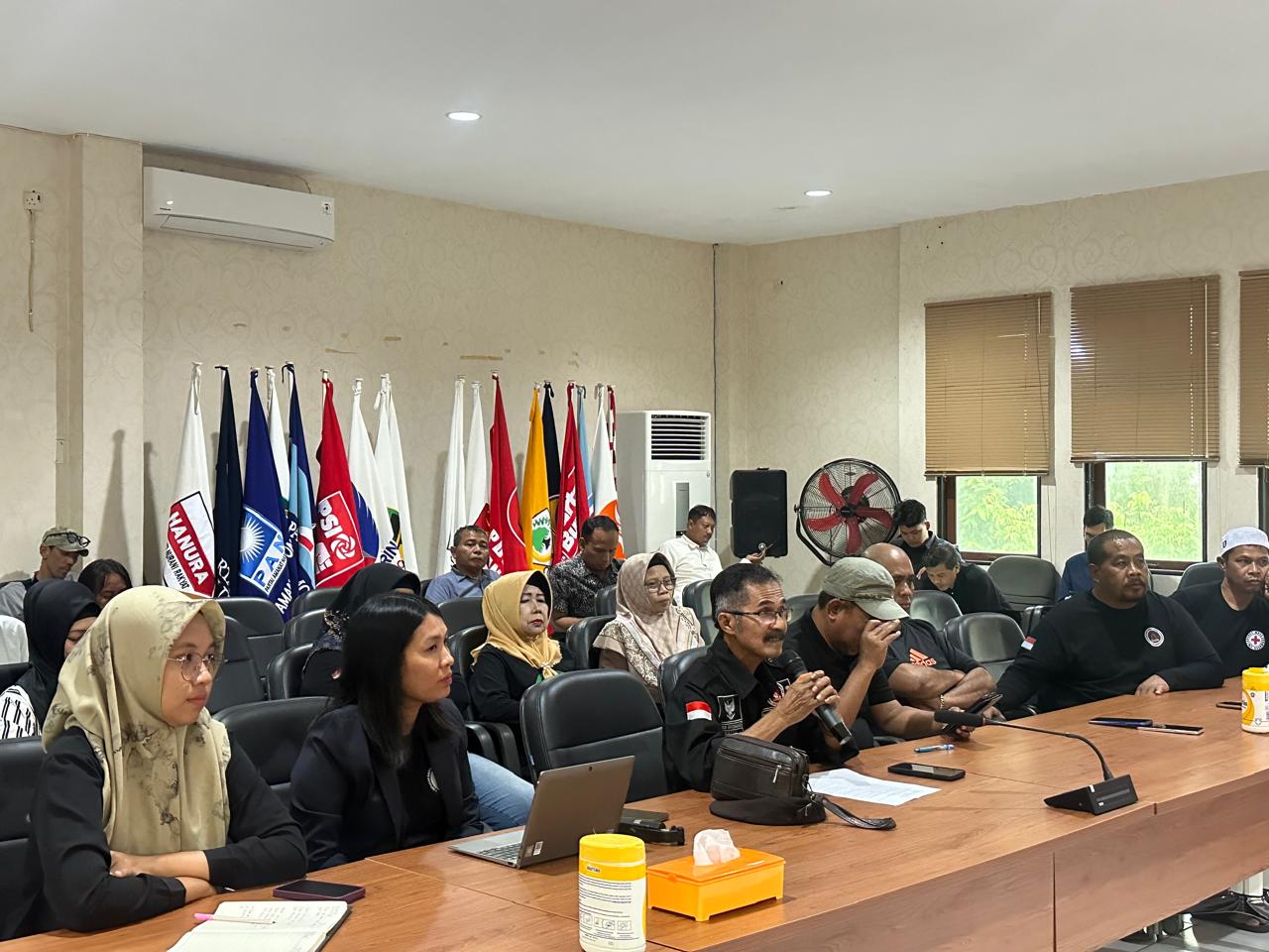 AUDIENSI: Gerakan Masyarakat Peduli Demokrasi (GMPD) Banjarbaru mendesak KPU membuka lembaga pemantau pemilu kembali di PSU Pilkada Banjarbaru