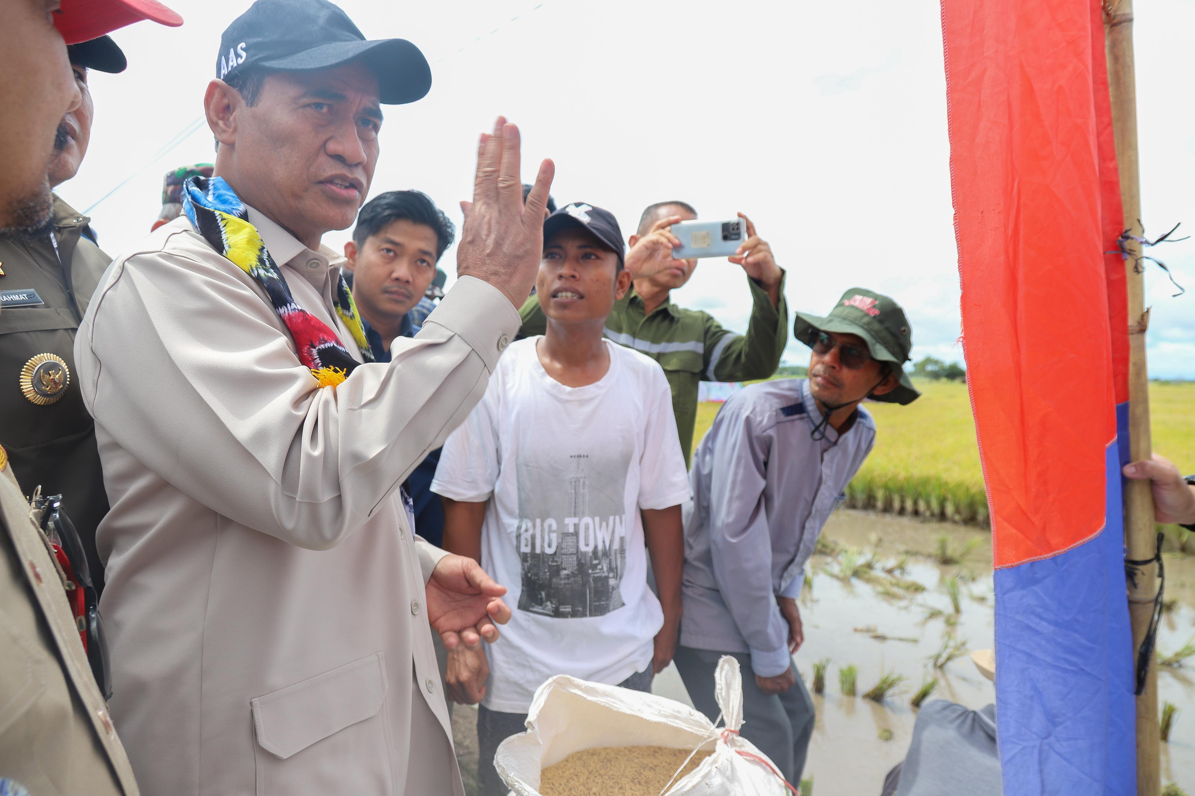 DISKUSI: Menteri Pertanian Andi Amran Sulaiman saat berdiskusi dengan petani di Desa Maluka Baulin, Kecamatan Kurau, Selasa (18/3/2025).