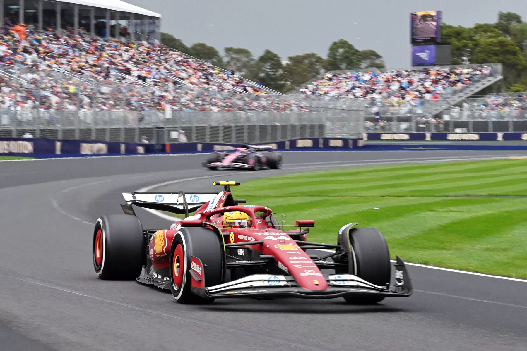 BALAPAN: Pembalap Ferrari, Lewis Hamilton pada balapan GP Australia Minggu (16/3).