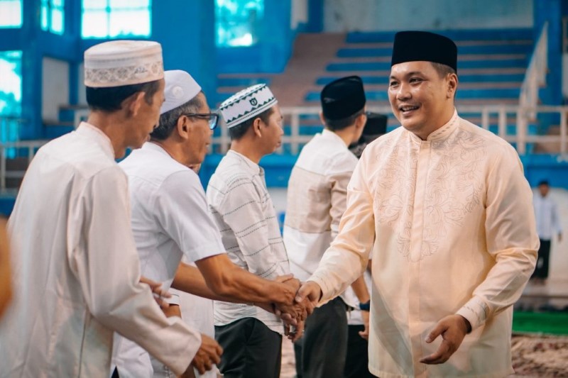 BERJABAT: Wali Kota Banjarbaru, M Aditya Mufti Ariffin dan wakilnya, Wartono, berjabat tangan dengan para pejabat Pemerintah Kota Banjarbaru.