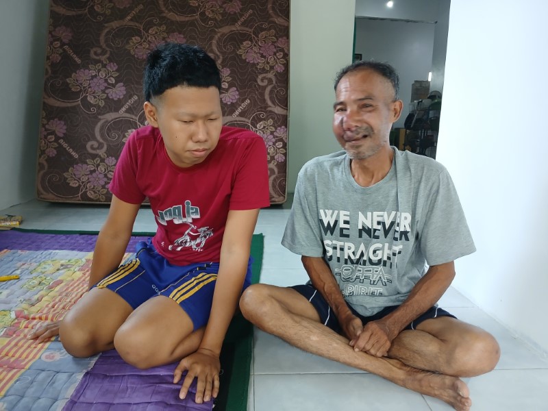 HARMONIS: Siswanto (55) duduk bersama putranya, Edo (17) di rumah mereka di Guntung Manggis, Selasa (18/3) siang.
