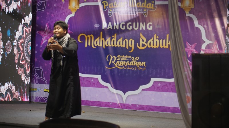 BERSEMANGAT: Salah satu peserta menyanyikan lagu Bidadari Surgaku yang membuat penonton histeris.