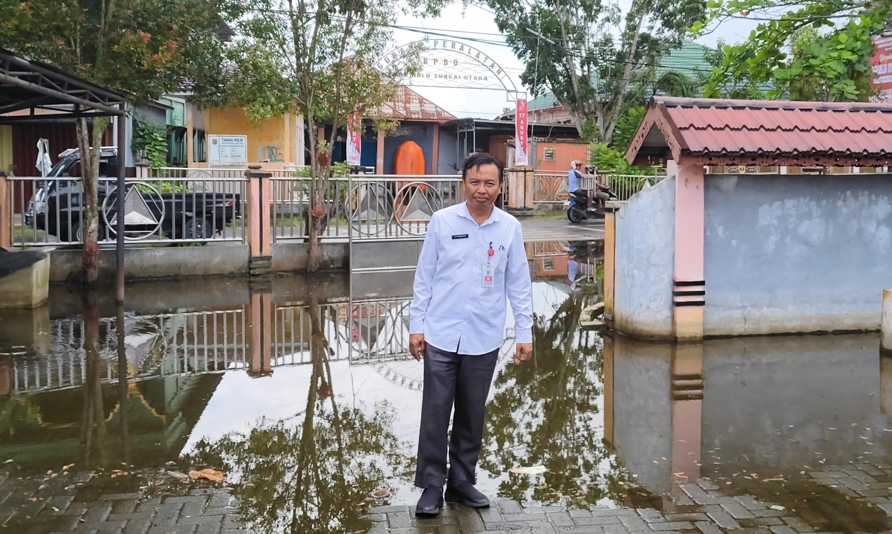 TERENDAM: Kantor BPBD HSU di Jalan Abdul Hamidan, Kelurahan Antasari, terendam selama tahun 2025 ini, harapan Kepala BPBD HSU H Syamrani, bisa direlokasi. (Foto: M.Akbar/Radar Banjarmasin)