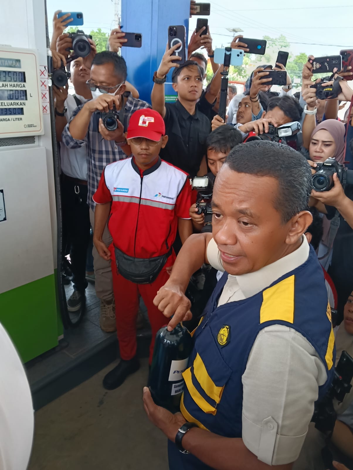 MEMANTAU:Menteri ESDM, Bahlil Lahadalia saat melakukan pengecekan di SPBU lingkar Utara Banjarbaru, Rabu (19/3/2025).(Foto:Raudah Anisya/Radar Banjarmasin)