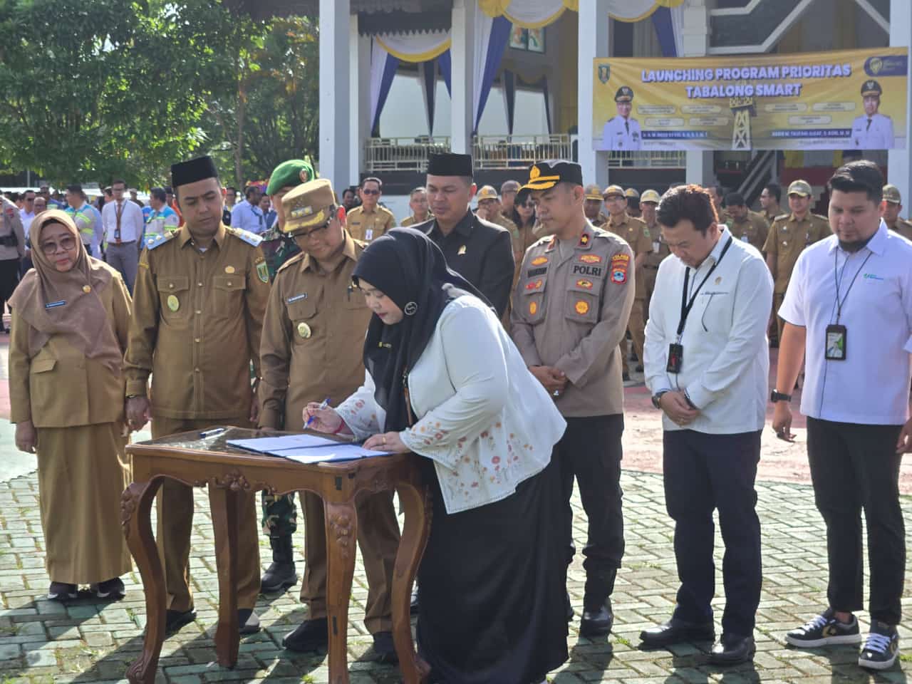 LINDUNGI PEKERJA: Penandatanganan nota kesepakatan terkait optimalisasi program Jamsostek di Tabalong.(Foto: BPJAMSOSTEK untuk Radar Banjarmasin)