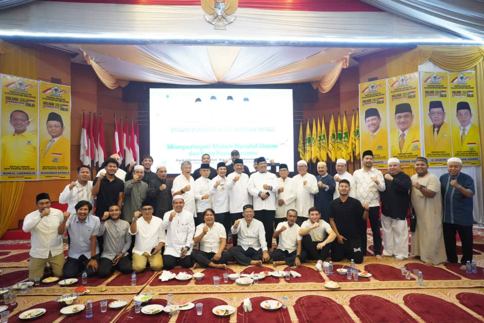 BUKBER:Wakil Gubernur Kalsel, Hasnuryadi Sulaiman berfoto bersama jajaran Partai Golkar Kalsel dan pemain Barito Putera saat silaturahmi di Sekretariat Partai Golkar Kalsel, Rabu (19/3/2025).