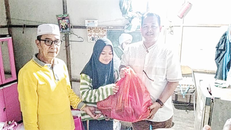 KEPEDULIAN: Anggota DPRD Banjar, Sunardi&nbsp; menyerahkan bantuan untuk Fitri, gadis sebatang kara di Sungai Tabuk.