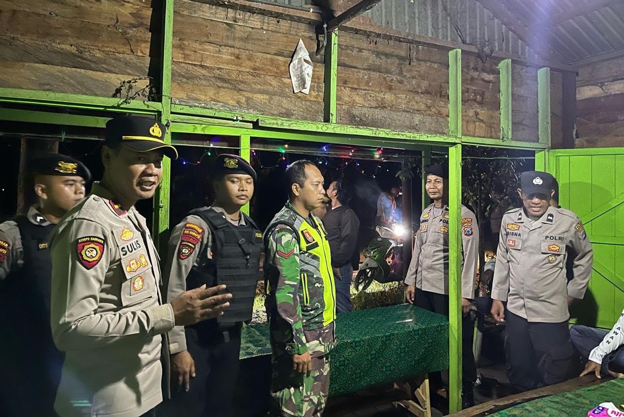 PATROLI: Kapolsek Amuntai Tengah Ipda Sulistono, dan personel gabungan Polri dan TNI tegur pengelola warung remang-remang di wilayah hukumnya. (Foto: Polsek Tengah)