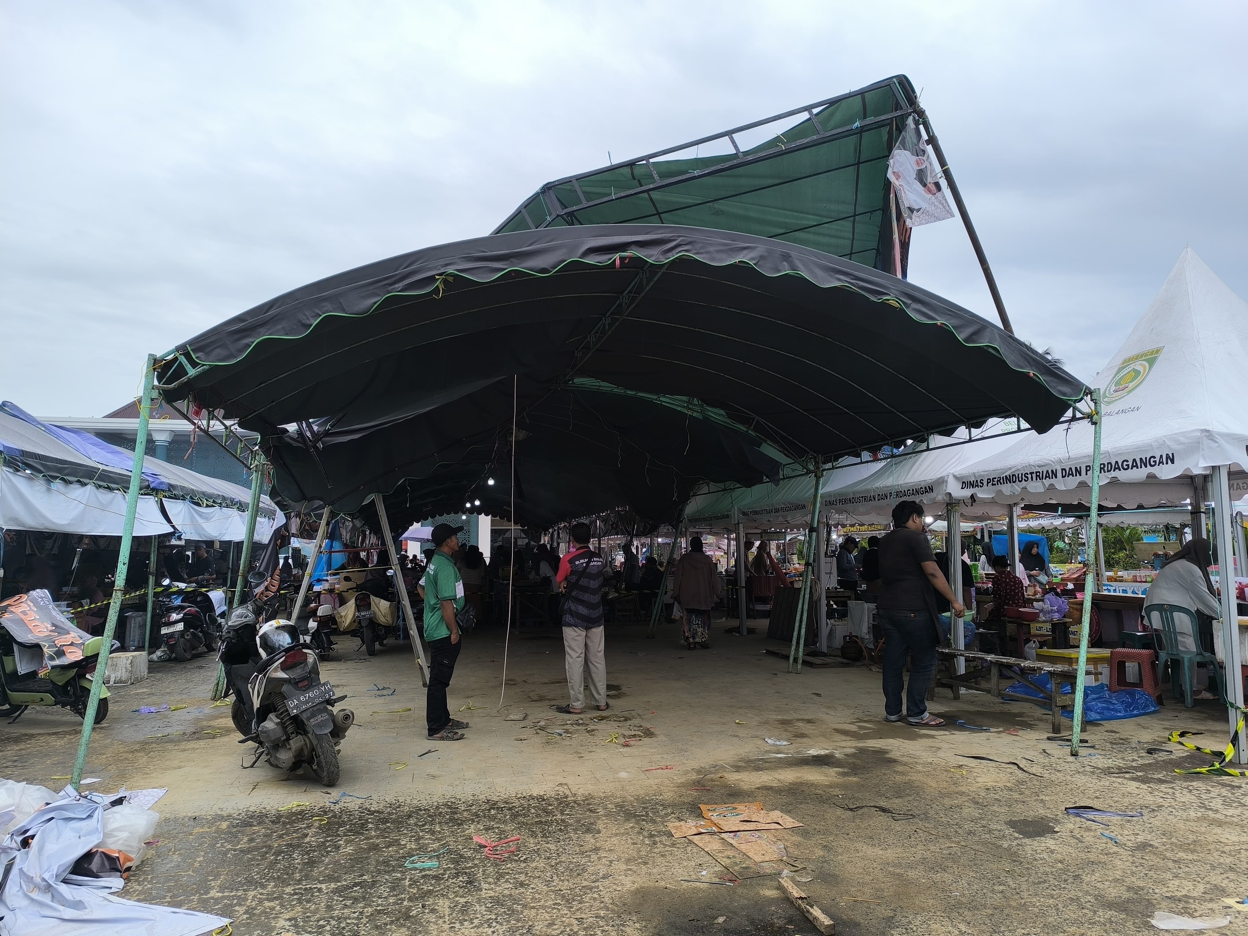 Sejumlah lapak pedagang Pasar Ramadan di Paringin, Balangan, rusak diterjang angin kencang.