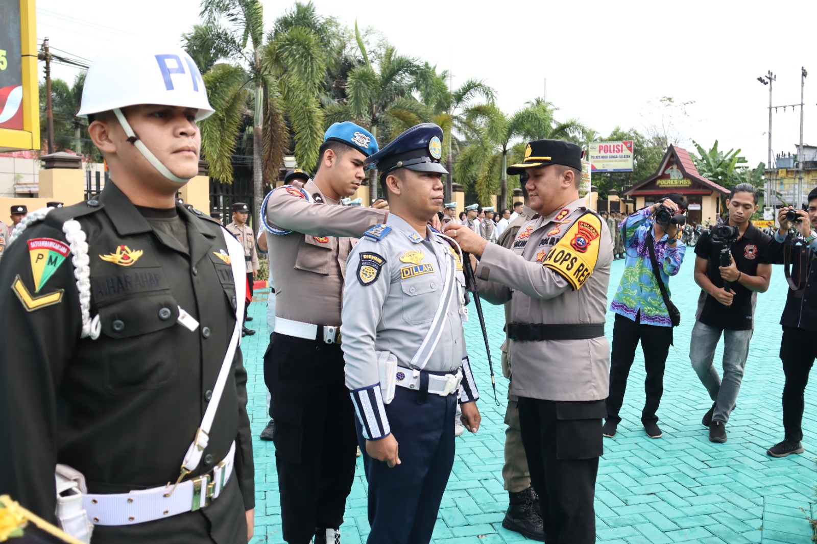 SEMANTAKAN : Kapolres HSS AKBP AKBP Muhammad Yakin Rusdi sematkan pita tanda Operasi Ketupat Intan 2025 ke perwakilan anggota. Foto Humas Polres HSS untuk Radar Banjarmasin