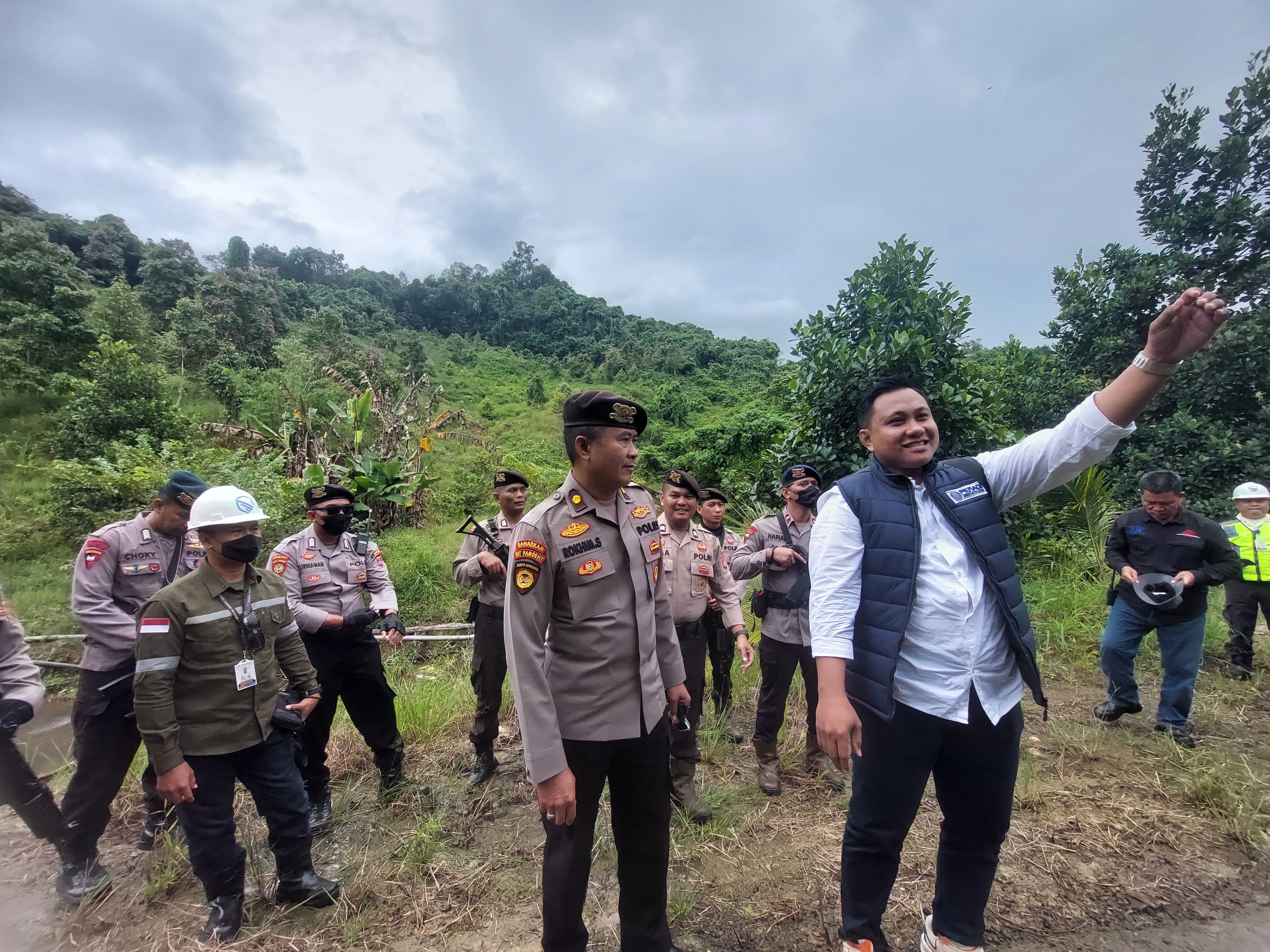 PATROLI LAPANGAN: Tim Pam Obvit Polda Kalsel dan Satgas Peti PT AGM patroli di wilayah konsesi di Haruyan HST. (Foto: Jamaluddin/Radar Banjarmasin)
