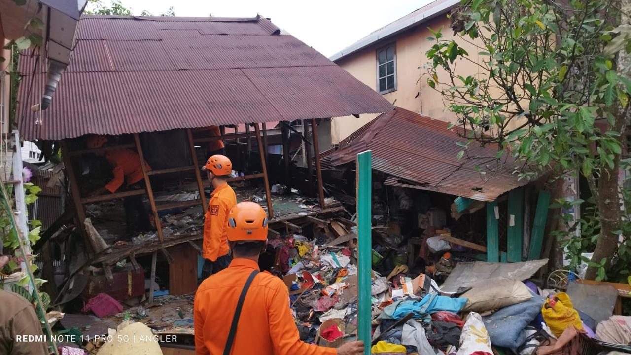 Rumah warga di Gang Bina Warga, Belitung Selatan yang terdampak puting beliung beberapa waktu lalu.(Foto : Endang/Radar Banjarmasin)
