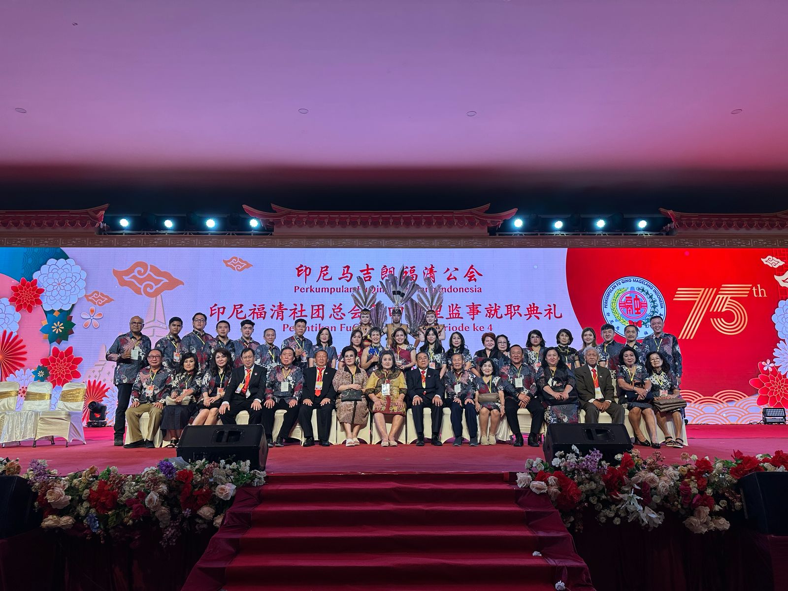 BERFOTO:Tiga penari Fu Qing Banjarmasin berfoto bersama pengurus usai tampil membawakan tari Panarung Lewu di pelantikan Fu Qing Pusat di Magelang, belum lama tadi.(Foto:Fu Qing Banjarmasin)