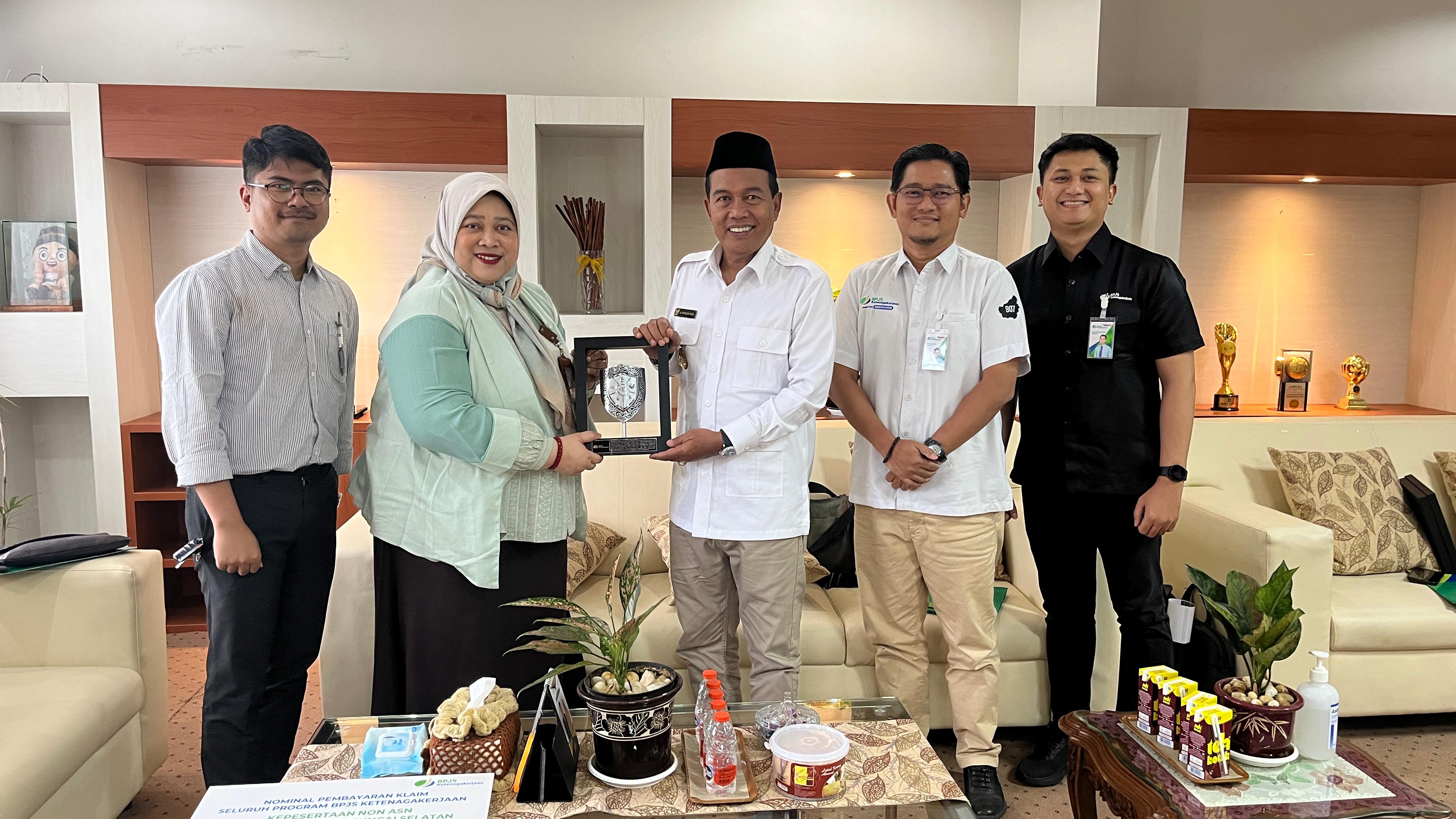 AUDENSI:BPJS Ketenagakerjaan Cabang Banjarmasin audiensi ke Bupati Kabupaten Hulu Sungai Selatan, Syafrudin Noor.(Foto:BPJS Ketenagakerjaan Banjarmasin)