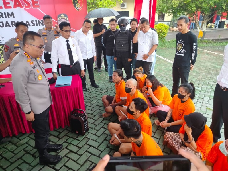 HASIL OPERASI: Kapolresta Banjarmasin Kombes Pol Cuncun Kurniadi di hadapan belasan tersangka hasil Operasi Jaran Intan 2025.