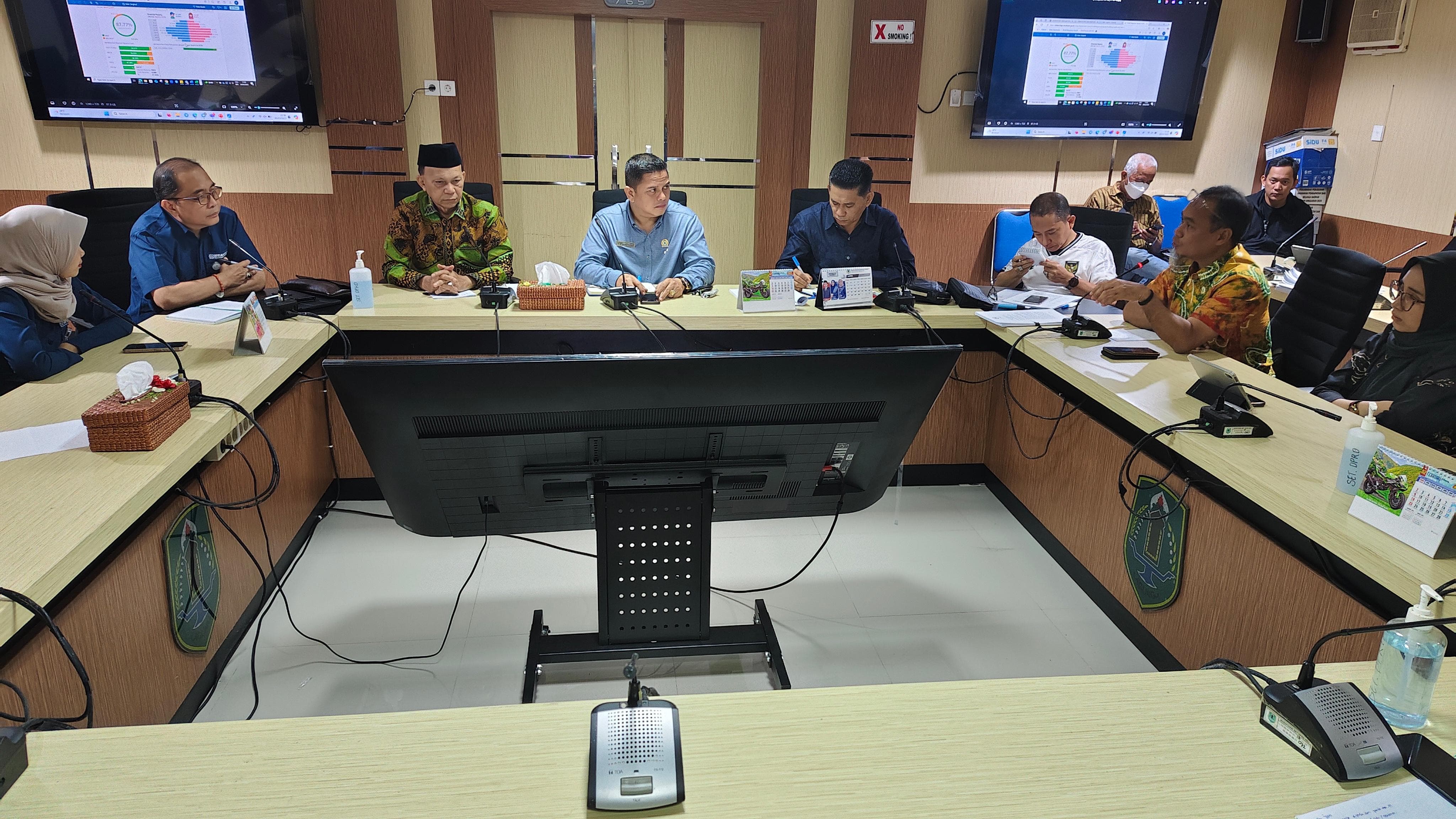 AGENDA: Rapat dengar pendapat lintas komisi dengan BPJS Kesehatan Cabang Barabai di ruang rapat terbatas DPRD HSU, Kamis (20/3/2025). (Foto: M.Akbar/Radar Banjarmasin)