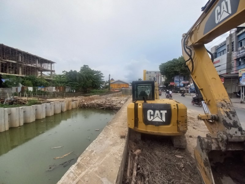 PROYEK: Revitalisasi Sungai Veteran yang dikerjakan dengan dana program National Urban Flood Resilience Project (NUFReP) untuk pengendalian banjir.