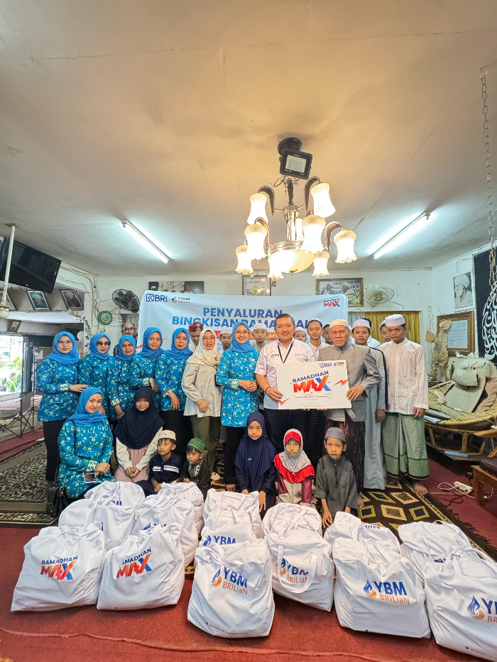 PEDULI:Penyerahan 15 paket bingkisan Ramadan di Rumah Al Quran Bani Sulaiman Qurdi, Perumahan Seribu, Sungai Sipai, Martapura.(foto-foto:BRI Martapura)