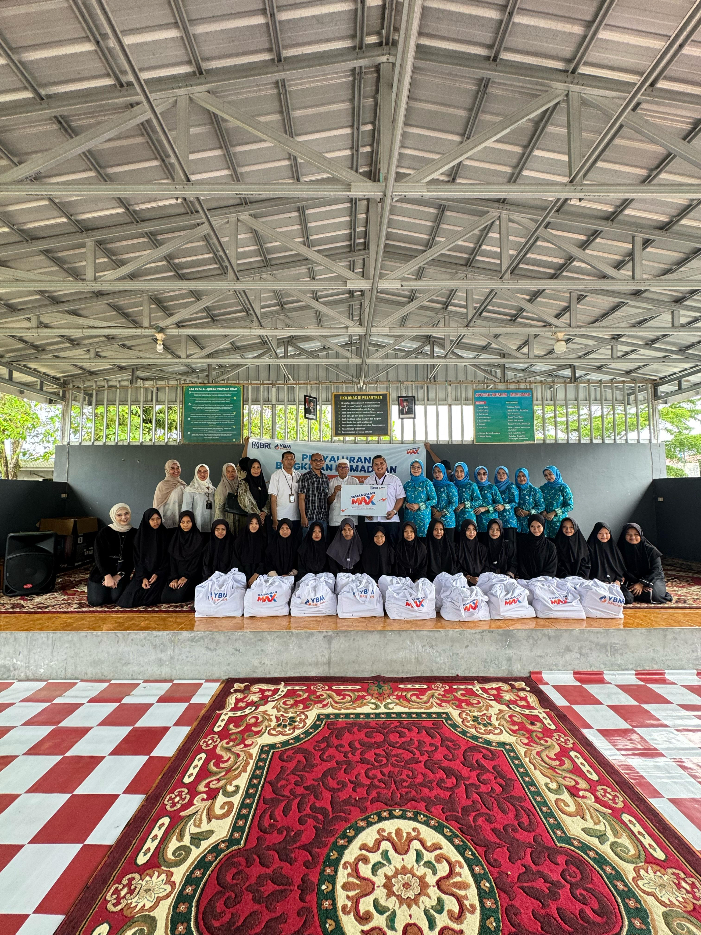 MOMEN: BRI menyerahkan 18 paket Ramadan di Panti Asuhan Putri NU Teluk Sanggar di Desa Bincau Martapura.