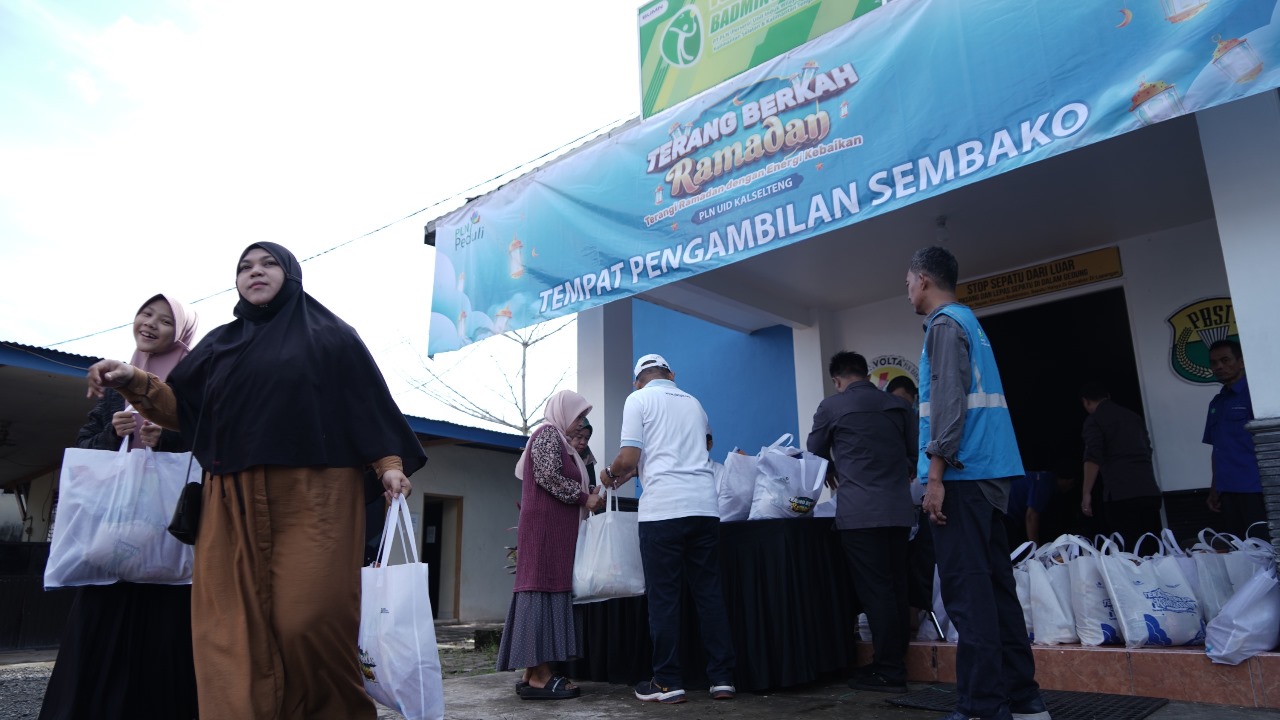 SENANG: Masyarakat antusias membeli paket sembako murah di Pasar Murah PLN.(Foto: PLN UID Kalselteng)