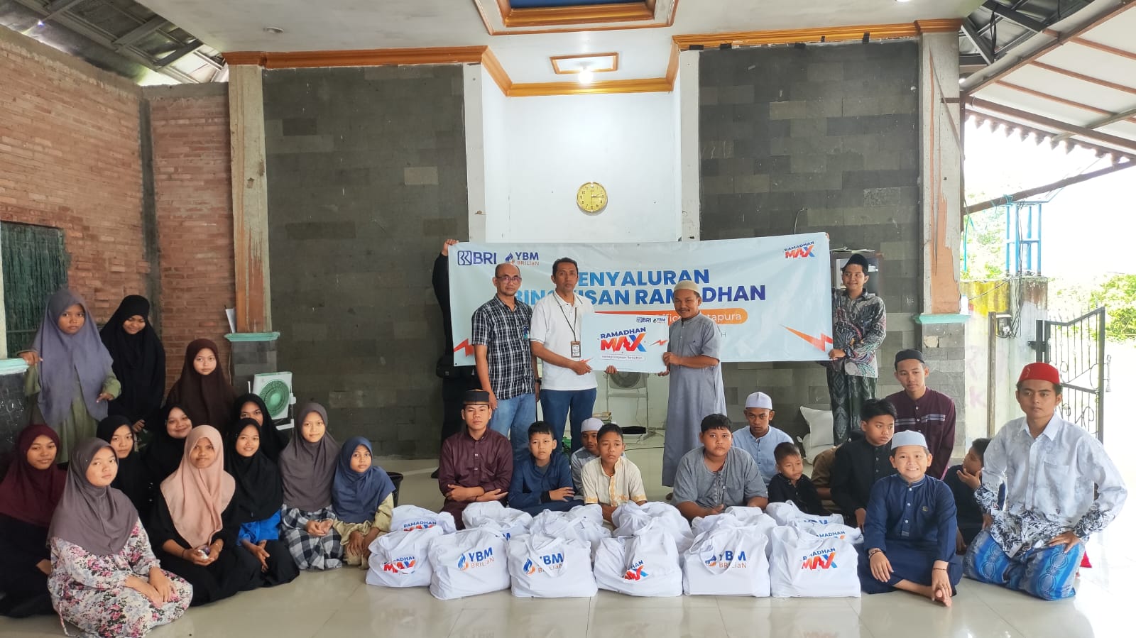 BERBAGI: Panti Asuhan Ar Rohmah di Guntung Manggis Banjarbaru sebanyak 17 paket Ramadan.