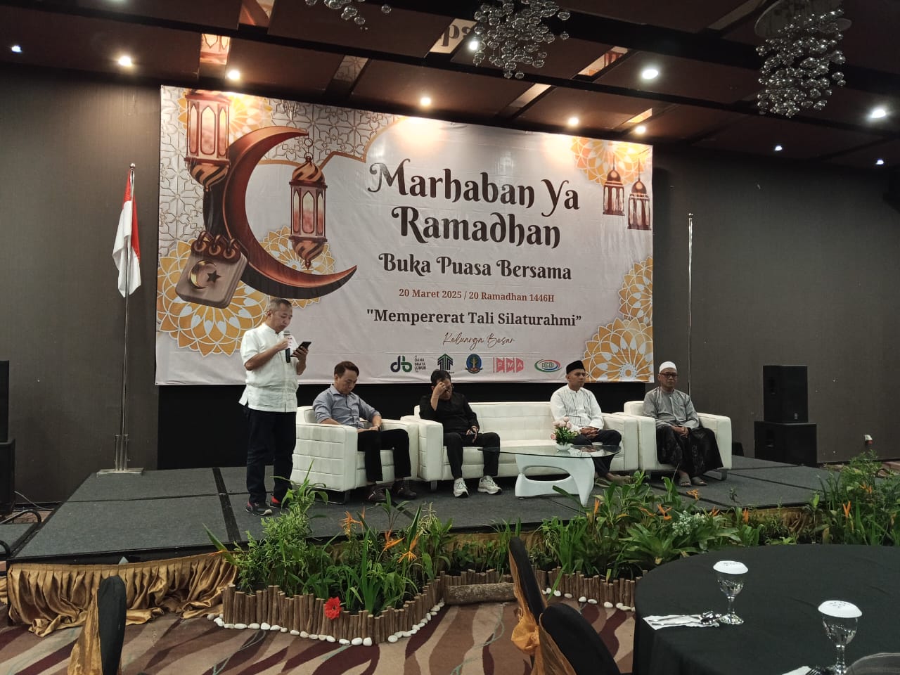 SAMBUTAN:Dirut PT Talenta Bumi, Muhammad Haris Witjaksono memberikan kata sambutan pada acara bukber perusahaan di Ballroom Hotel Novotel Banjarbaru, Kamis (20/3/2025) petang.