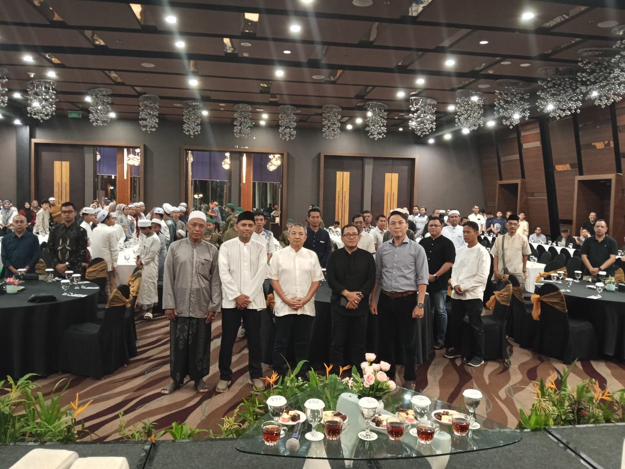 MOMEN:Para pimpinan perusahaan dan seluruh tamu undangan bukber berfoto bersama dalam suasana penuh keakraban.