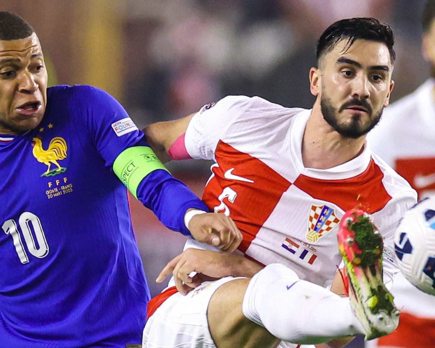 DUEL SENGIT:Josip Sutalo dan Kylian Mbappe mewarnai laga Kroasia kontra Prancis di perempat final UEFA Nations League, dengan Kroasia keluar sebagai pemenang 2-0.(IG hns_cff)