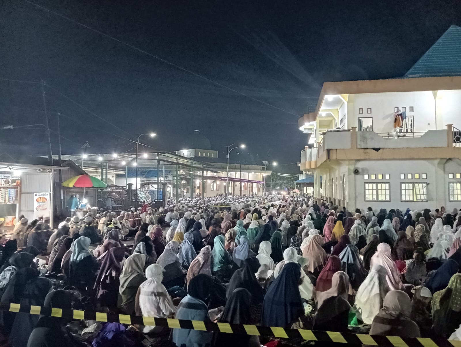 BERIBADAH: Ribuan jemaah memadati area sekitar pondok pesantren darul musthafa untuk ikut saat sunat berjemaah di malam ganjil.