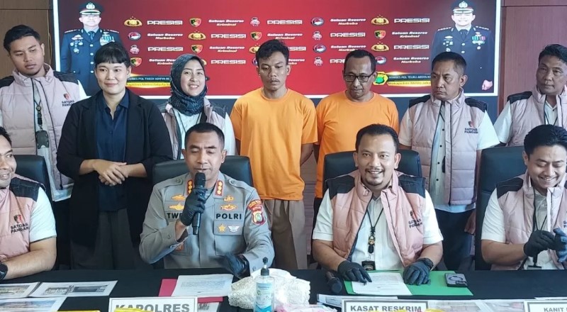 SKANDAL: Kapolres Metro Jakarta Barat Kombes Pol Twedy Aditya Bennyyahdi (dua dari kiri) mengungkap kasus kecurangan dalam pengemasan produk minyak goreng Minyakita, Rabu (19/3).