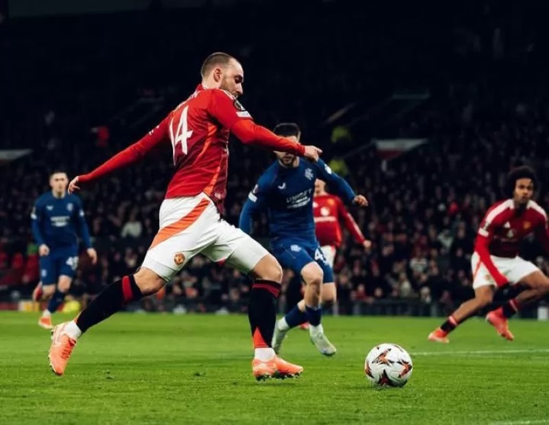 PAMIT: Christian Eriksen di lapangan saat membela Manchester United. (@chriseriksen)