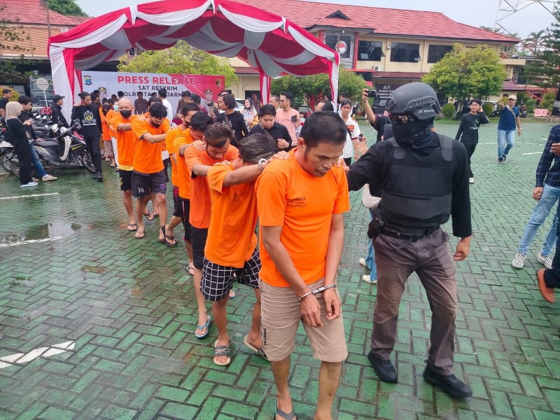 TERSANGKA: Armain (40) berada di barisan paling depan saat rilis kasus hasil Operasi Jaran Intan 2025 di Mapolresta Banjarmasin, Kamis (21/3).