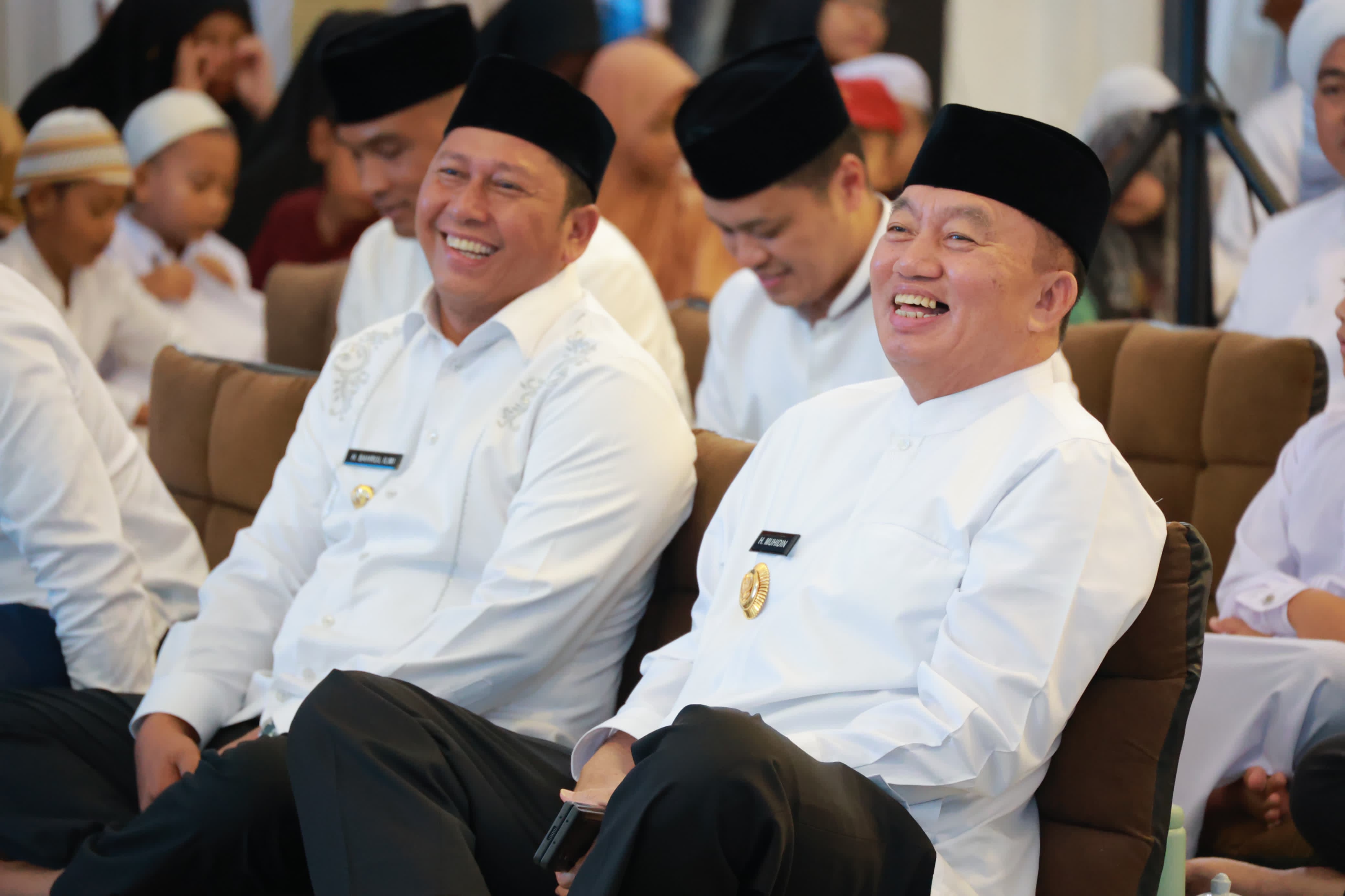 AKRAB:Gubernur Kalsel, H Muhidin dan Bupati Kabupaten Batola, H Bahrul Ilmi (kiri) hadir di acara buka puasa bersama PT Barito Putera Plantation, Sabtu (22/3/2025).