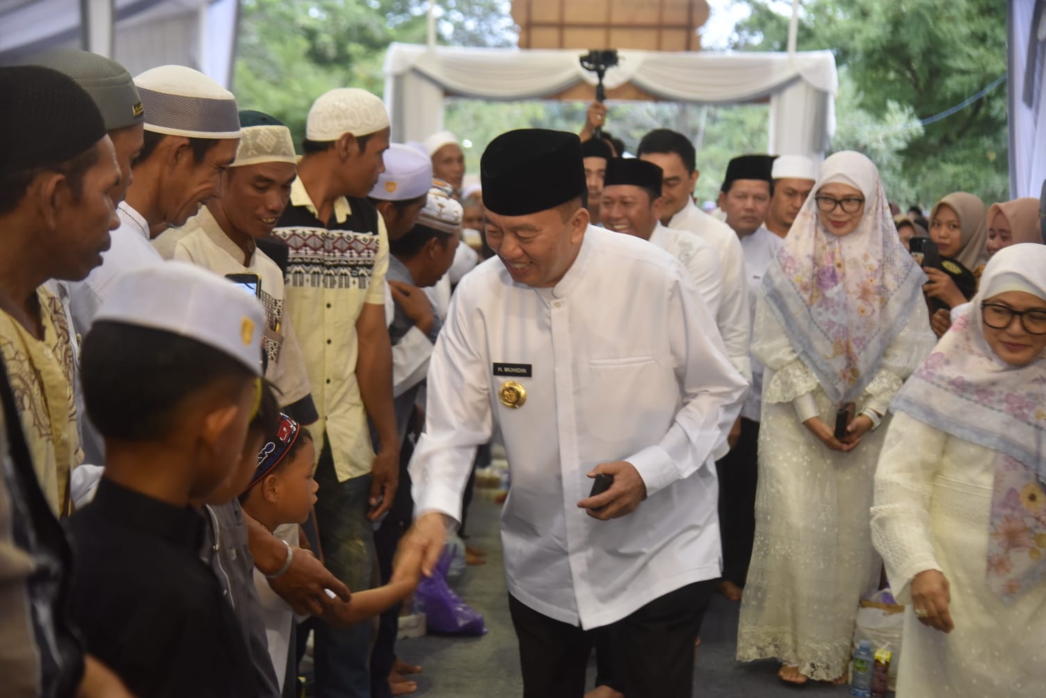 DISAMBUT WARGA:Gubernur Kalsel, H Muhidin bertandang ke acara buka puasa bersama PT Barito Putera Plantation di Desa Antarraya, Kecamatan Marabahan, Kabupaten Batola, Sabtu (22/3/2025).(foto:Septian)