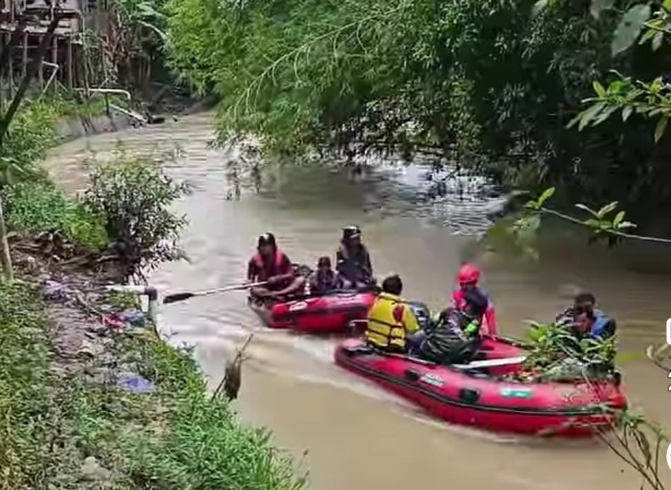 PENCARIAN: Relawan Kabupaten Tapin masih melakukan penyisiran di sungai untuk mencari korban.