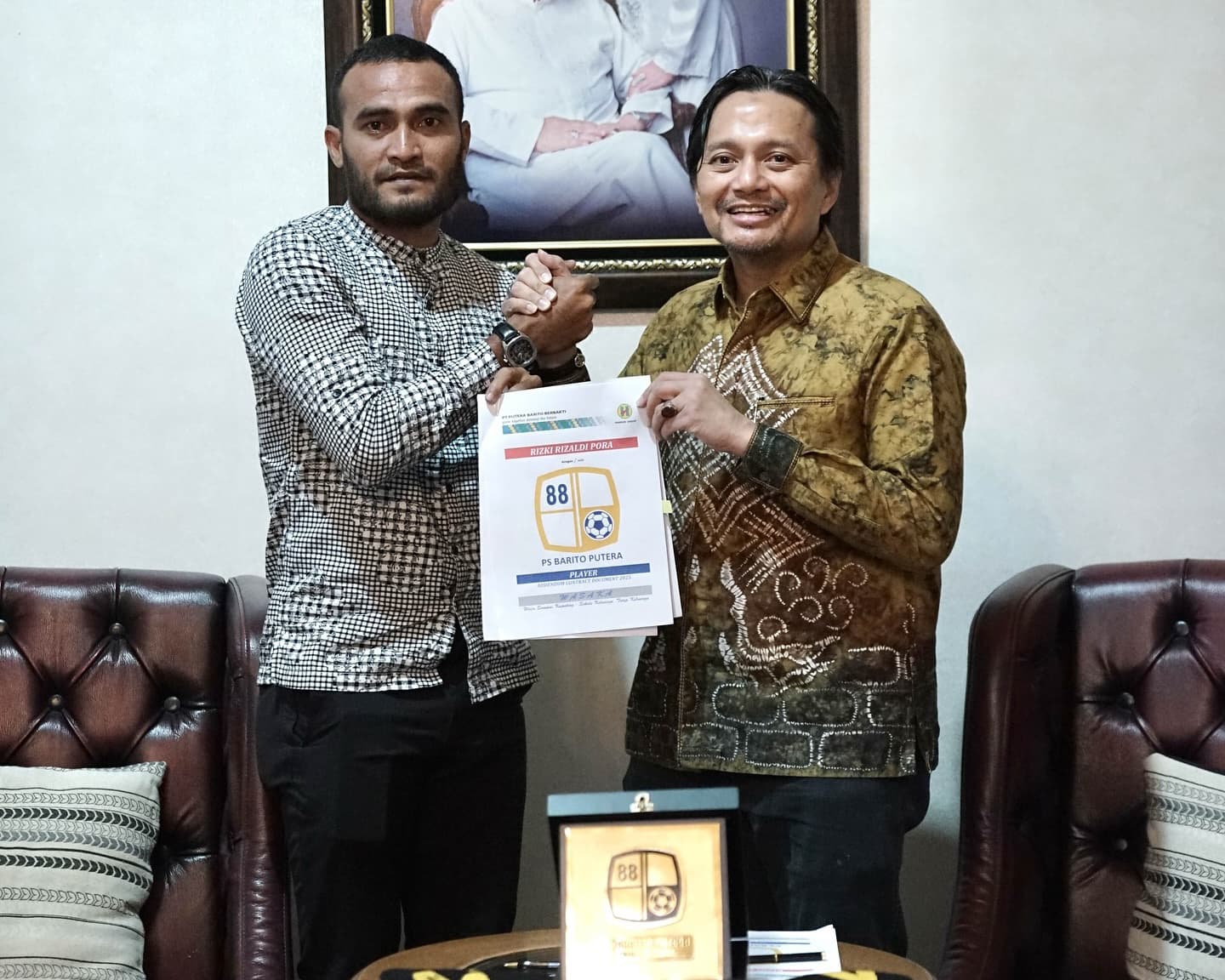 RESMI: Rizky Pora resmi memperpanjang kontrak bersama Barito Putera selama dua musim, siap membawa Laskar Antasari meraih kejayaan di Liga 1.