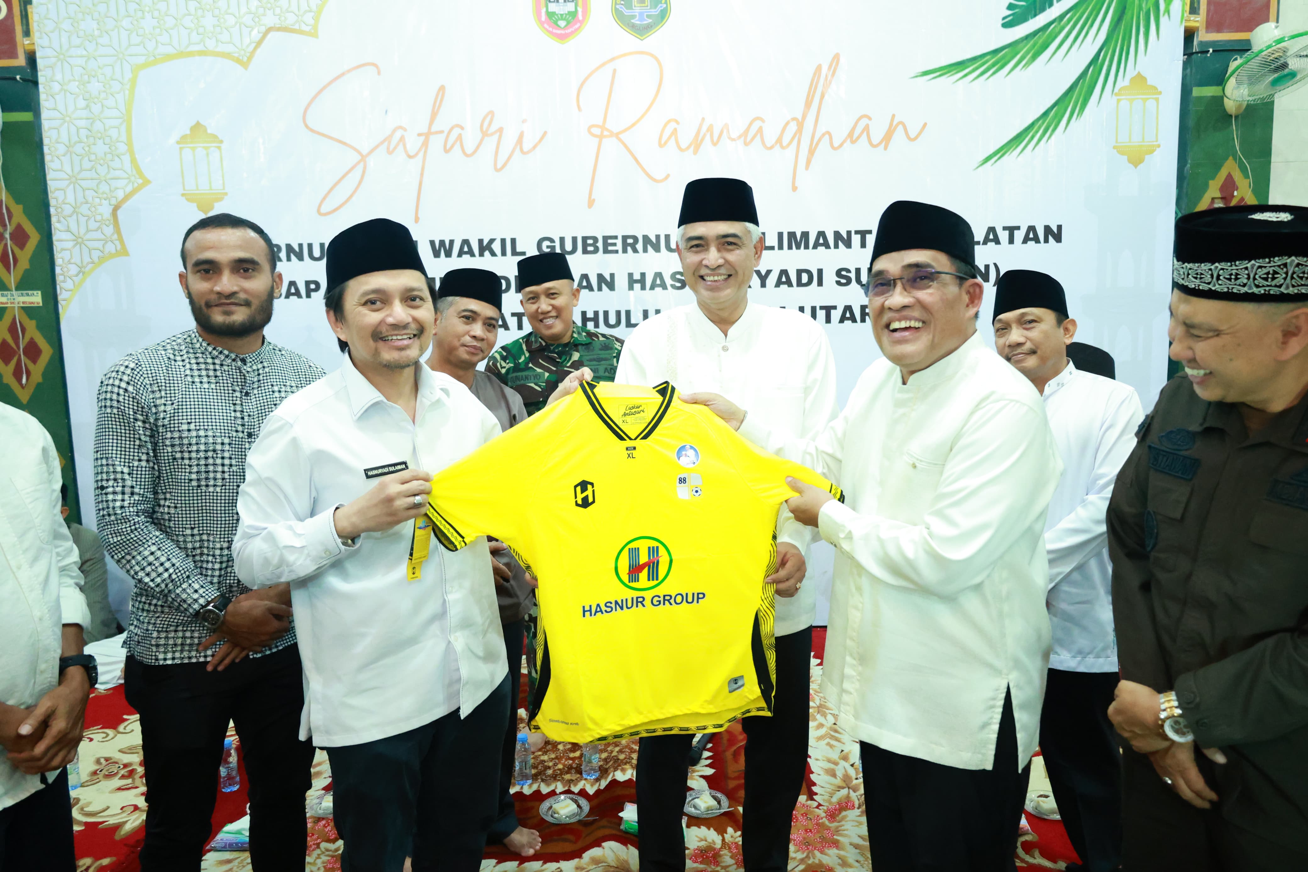 CENDERAMATA:Wagub Kalsel, Hasnuryadi Sulaiman menyerahkan jersey Barito Putera ke Bupati HSU, Sahrujani saat Safari Ramadan di Kabupaten HSU, Sabtu (22/3/2025).