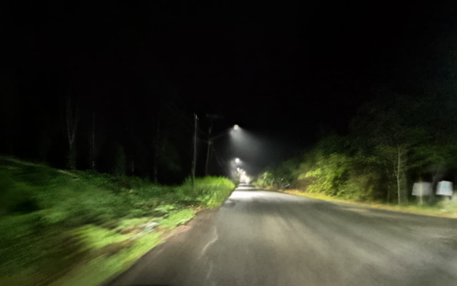 MULAI TERANG: Pemkab Tanah Bumbu memasang PJU di sejumlah titik di Jalan Poros Karang Bintang, Kabupaten Tanah Bumbu. (Foto: Dishub Tanah Bumbu untuk Radar)