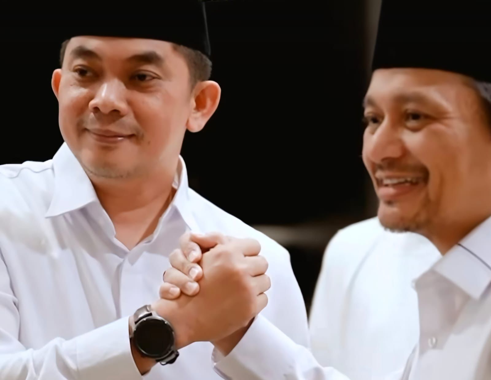 SINERGI:Bupati Tanah Bumbu, Andi Rudi Latif dan Wakil Gubernur Kalimantan Selatan, Hasnuryadi Sulaiman foto bersama dalam kegiatan Safari Ramadan.(Foto:MC TANAH BUMBU)