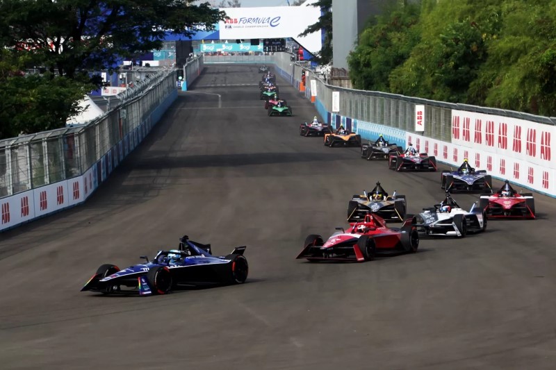MEMACU: Sejumlah pembalap memacu kecepatannya saat balapan Formula E 2023 Jakarta seri ke-11 di Jakarta International E-Prix Circuit (JIEC), Jakarta.