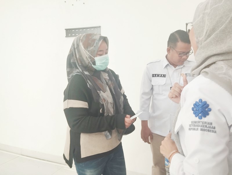 DISELAMATKAN: Proses pemulangan seorang PMI atau TKI asal HST yang berhasil diselamatkan dari penyalur pekerja migran ilegal awal Februari 2025 lalu.