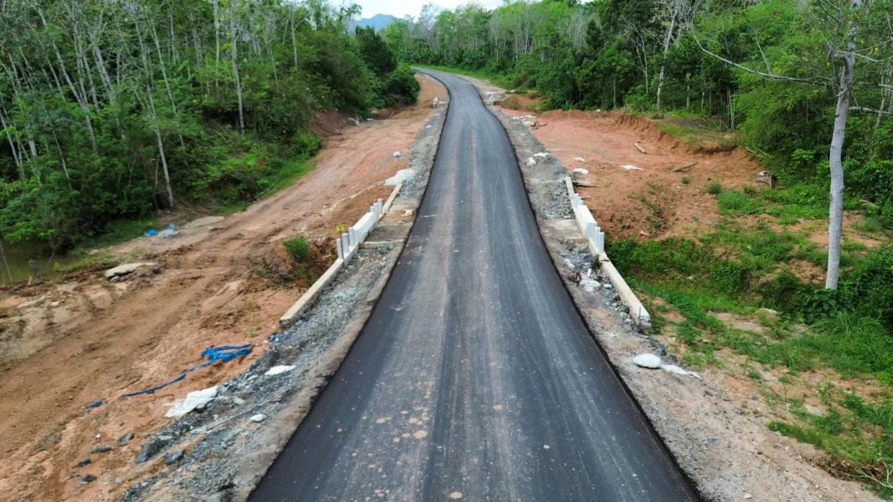 JALAN ALTERNATIF: Komisi III DPRD Kalsel memberitahukan tiga titik di ruas jalan Batulicin-Banjarbaru mengalami kerusakan. Pemerintah pusat menggelontorkan Rp400 miliar untuk membantu perbaikan.