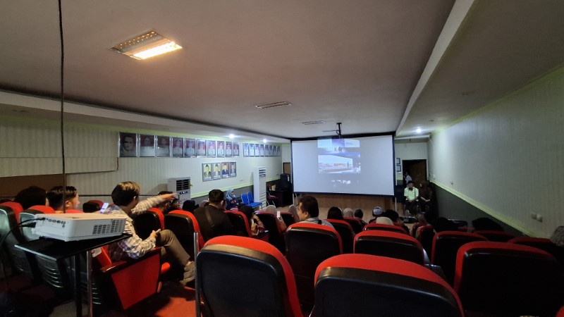INTIM: Suasana menonton film di Bioskop Bisik Vol#3 di ruang audio visual Dinas Arsip dan Perpustakaan Kota Banjarbaru, Jumat, 21 Maret 2025.