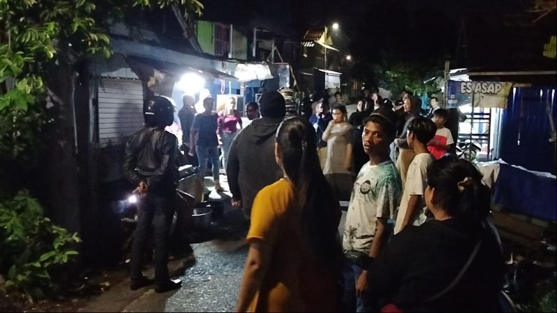 BIKIN GADUH: Patroli Polsek Banjarmasin Selatan saat membubarkan dangdutan di Kelayan, Ahad (23/3) dini hari.