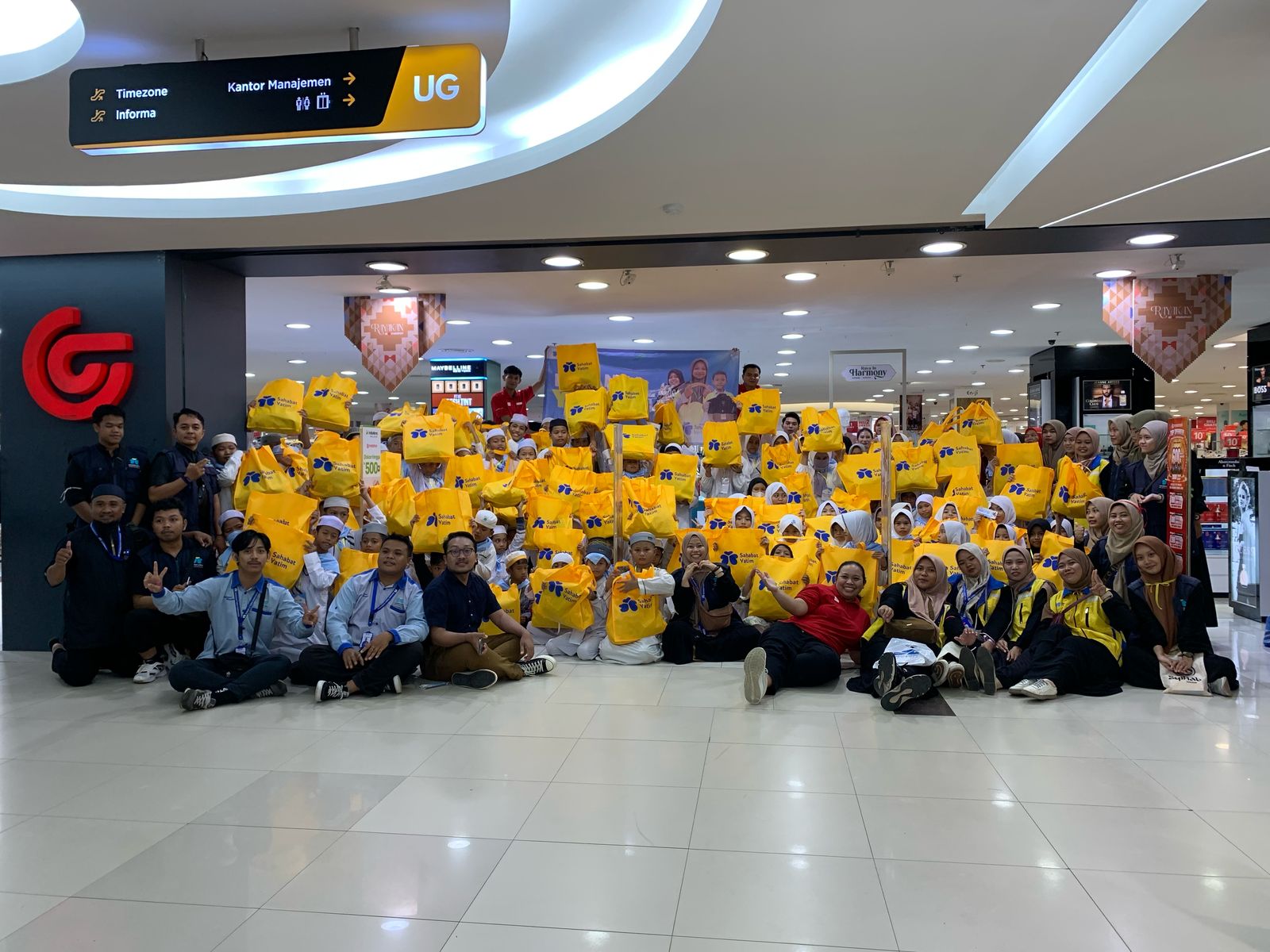 MOMEN: Sahabat Yatim Indonesia bersama Anak Yatim saat kegiatan Belanja Yatim di Matahari Q Mall Banjarbaru, Minggu (23/3/2025).