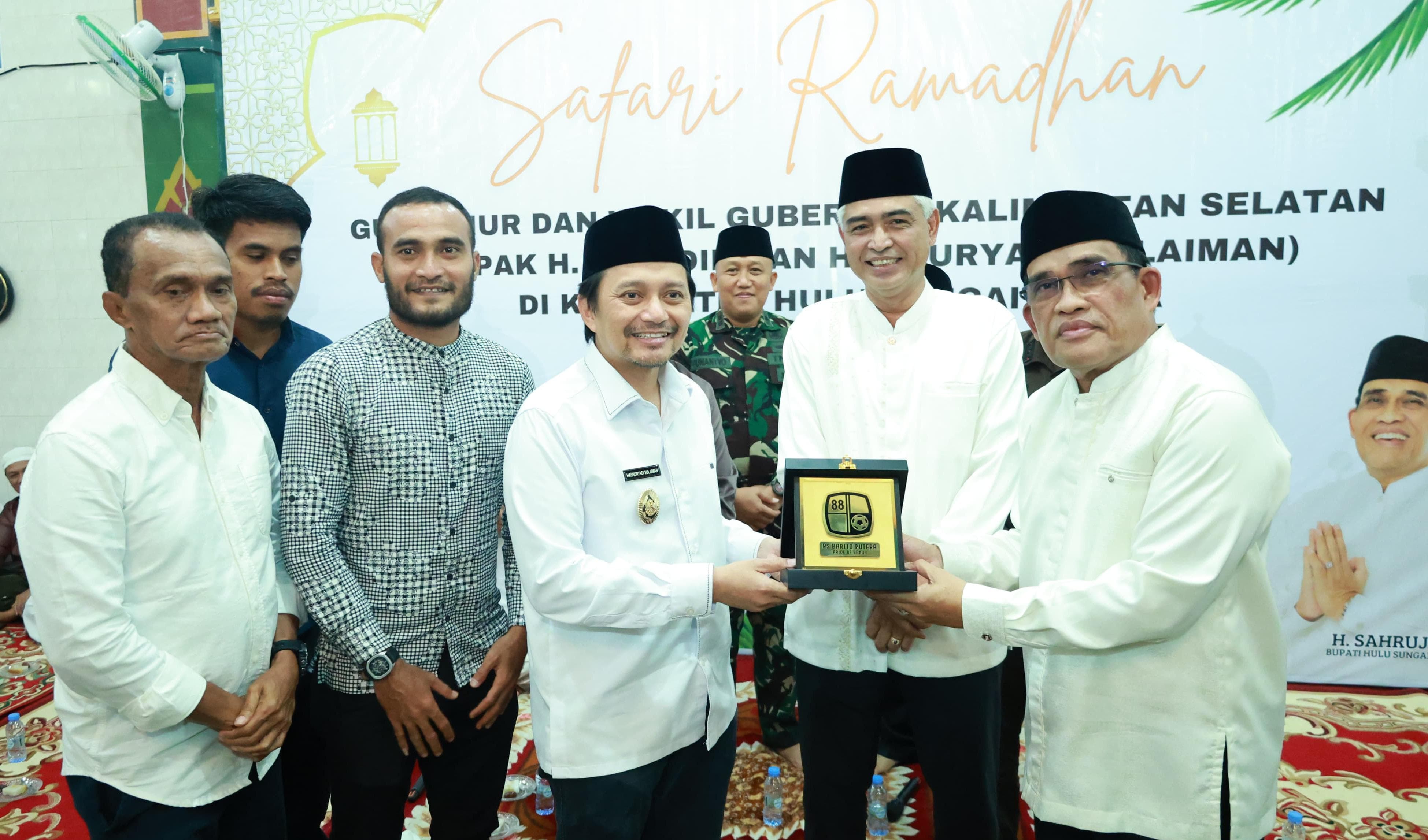 HADIR: Wagub Kalsel Hasnuryadi Sulaiman yang juga CEO Barito Putera, memberikan plakat Barito Putera ke Bupati HSU H Sahrujani, saat safari ramadan di Kota Amuntai. (Foto: M.Akbar/Radar Banjarmasin)