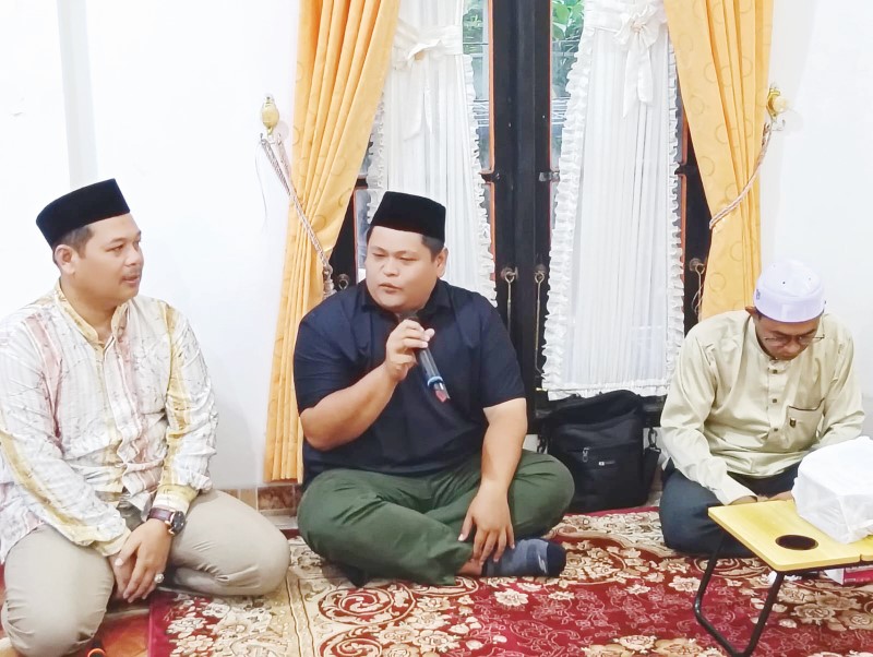 BUKA BERSAMA: Anggota DPR RI Dapil Kalsel, Sandi Fitrian Noor dan anggota DPRD Kabupaten Banjar, Sunardi, menemui warga Kertak Hanyar, Kabupaten Banjar.