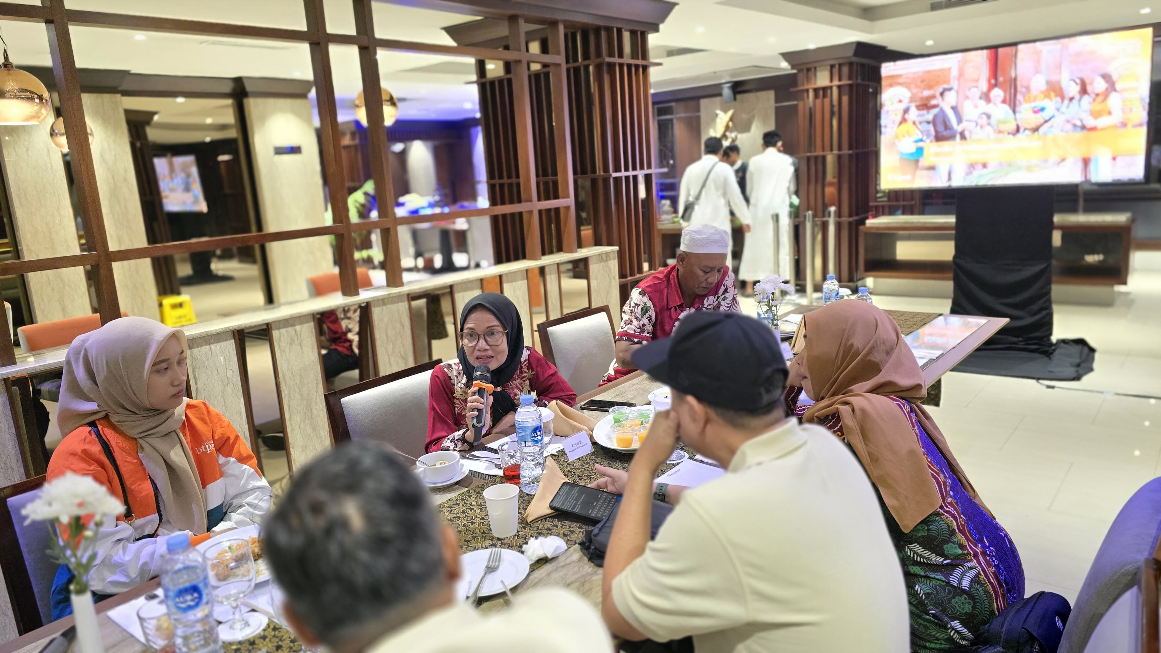 BERCERITA: Kutsiyah didampingi suaminya Supardi (kemeja merah) menceritakan kisah inspiratifnya kepada jurnalis dalam acara buka puasa bersama, Jumat (21/3).